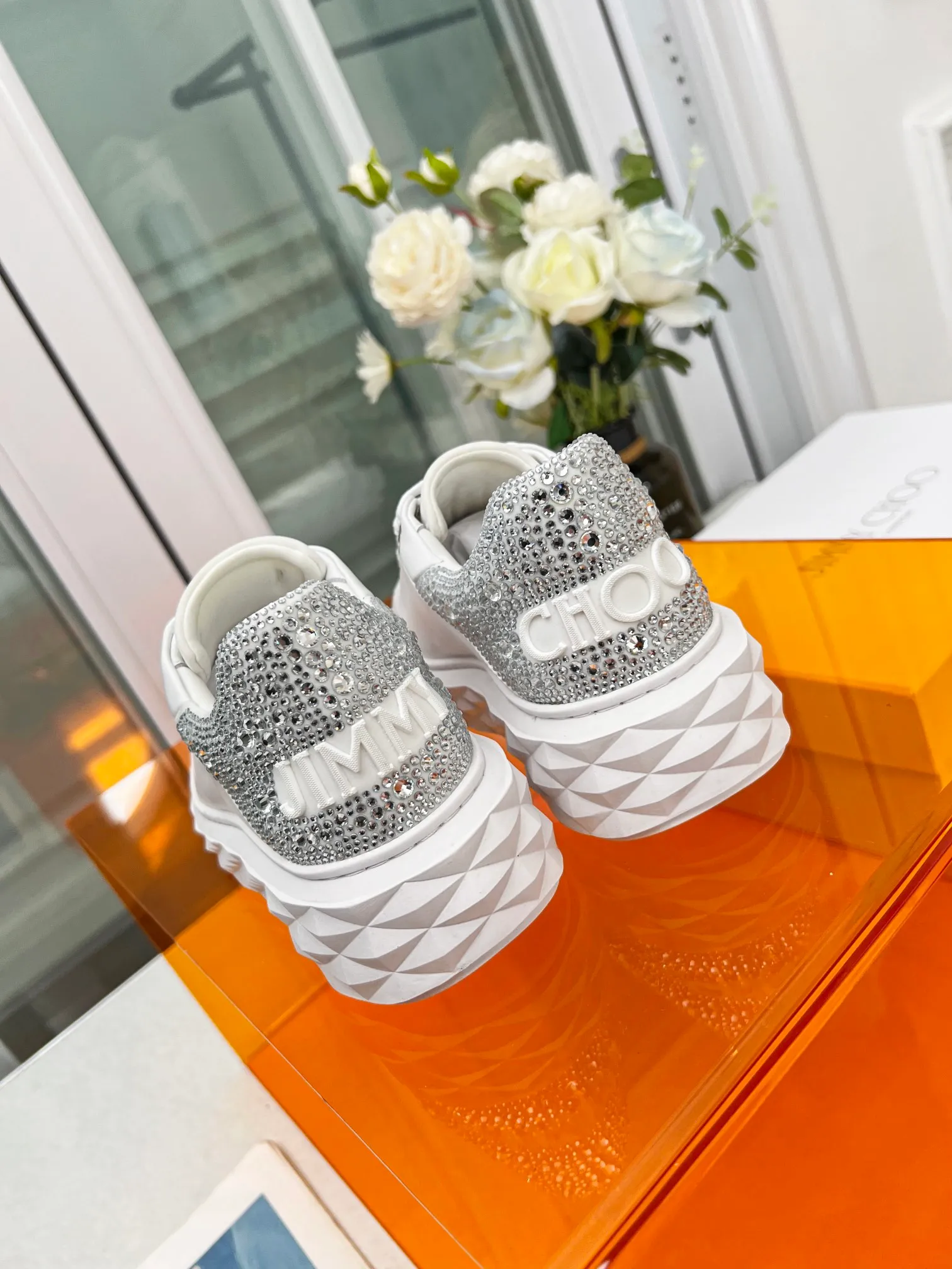 👟👟Ex-factory price 640👟👟 (hot tail diamond) Jimmy choo Jimmy Choo 2024 spring and summer Jc new Diamond New sneaker series 🔥The upper is made of original customized cowhide leather spliced with breathable Lycra embellished with Swarovski crystal diamonds to enjoy the brand's luxury and trend 💥The soles are made of brand elements to resist diamond multi-faceted cutting and have a full three-dimensional feel 🎵The soles are gradually thinner and thicker, and the design makes them more comfortable without any visual pressure 🌹A Diamond sneaker that is fashionable, comfortable, versatile and luxurious is worth owning🧚‍♀️ Fabric: Original imported top layer 🐂 cowhide Lining: Original Lycra breathable lining Feet: Original injection molded 🐑 Sheepskin Outsole: Original glass glue combined sole Size: 34-41 (customized size 34.41 is non-refundable)